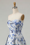 Blauwe Bloem strapless Een lange baljurk met lijnprint en split