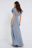 Stoffige blauwe chiffon V-hals A-lijn lange bruidsmeisjesjurk met fladderende mouwen