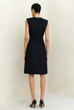 Eenvoudige zwarte ronde hals midi werkjurk met een sheath