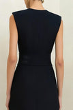 Eenvoudige zwarte ronde hals midi werkjurk met een sheath