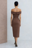 Off-the-shoulder bruine satijnen sheath midi werkjurk met split