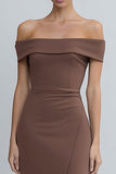 Off-the-shoulder bruine satijnen sheath midi werkjurk met split
