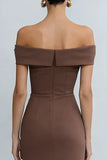 Off-the-shoulder bruine satijnen sheath midi werkjurk met split