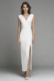 Witte lange verlovingsjurk met een lange sheath met een schede en een V-hals