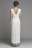 Witte lange verlovingsjurk met een lange sheath met een schede en een V-hals