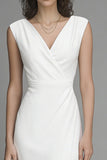 Witte lange verlovingsjurk met een lange sheath met een schede en een V-hals