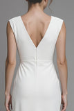 Witte lange verlovingsjurk met een lange sheath met een schede en een V-hals