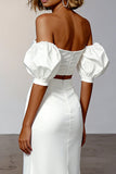 Witte satijnen verlovingsjurk met een lange schouder met uitsnede