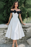 Witte A-lijn off-the-shoulder midi verlovingsjurk met strik