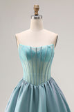 Turquoise kralenkorset strapless Een lange satijnen galajurk