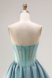 Turquoise kralenkorset strapless Een lange satijnen galajurk
