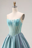 Turquoise kralenkorset strapless Een lange satijnen galajurk