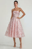 Glinsterende bloemen geappliqueerde roze strapless A-lijn midi jurk