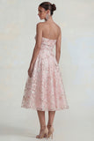 Glinsterende bloemen geappliqueerde roze strapless A-lijn midi jurk