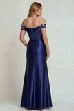 Marineblauw off the shoulder satijn geappliceerde moederjurk van de bruid met split