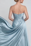 Blauwe gerimpelde strapless zeemeermin lange satijnen moeder van de bruid jurk met cape