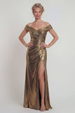 Off-the-shoulder metallic gouden schede satijnen moeder van de bruid jurk met split