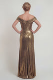Off-the-shoulder metallic gouden schede satijnen moeder van de bruid jurk met split