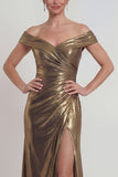 Off-the-shoulder metallic gouden schede satijnen moeder van de bruid jurk met split