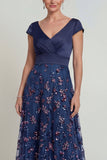Marineblauwe pailletten Een lijn V-hals lange Mother of the Bride jurk met capmouwen
