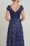 Marineblauwe pailletten Een lijn V-hals lange Mother of the Bride jurk met capmouwen