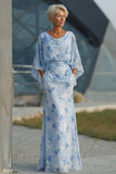 Lichtblauwe bedrukte schede Mother of the Bride jurk met uitlopende mouwen
