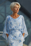 Lichtblauwe bedrukte schede Mother of the Bride jurk met uitlopende mouwen