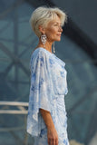 Lichtblauwe bedrukte schede Mother of the Bride jurk met uitlopende mouwen