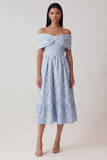 Blauwe jacquard korset met off-shoulder korset Een lijnige midijurk met ruches