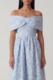 Blauwe jacquard korset met off-shoulder korset Een lijnige midijurk met ruches