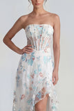 Witte A-lijn strapless korset lange jurk met meerdere bloemen en ruchesplit