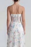 Witte A-lijn strapless korset lange jurk met meerdere bloemen en ruchesplit