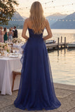 Tule marineblauwe A-lijn strapless gerimpelde lange galajurk met split
