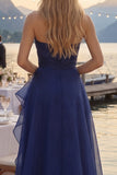 Tule marineblauwe A-lijn strapless gerimpelde lange galajurk met split