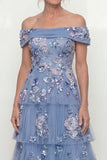 Off-the-shoulder stoffig blauw gelaagd Een lijn lange Mother of the Bride jurk met borduursels