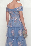 Off-the-shoulder stoffig blauw gelaagd Een lijn lange Mother of the Bride jurk met borduursels