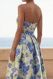 Blauwe Daffodil Flower A-lijn strapless bloemenprint met gerimpelde lange trouwjurk