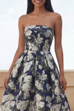 Blauwe Daffodil Flower A-lijn strapless bloemenprint met gerimpelde lange trouwjurk