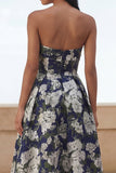 Blauwe Daffodil Flower A-lijn strapless bloemenprint met gerimpelde lange trouwjurk