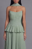 A-lijn stoffige salie strapless geplooide midi-jurk met ruches en halsdoek