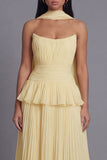 A-lijn stoffige salie strapless geplooide midi-jurk met ruches en halsdoek