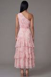 Lange jurk met een lange trouwgast met een chiffon op één schouder met een chiffon met gerimpelde, gelaagde bloemenprint