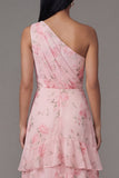 Lange jurk met een lange trouwgast met een chiffon op één schouder met een chiffon met gerimpelde, gelaagde bloemenprint