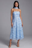 Blauwe strapless A-lijn geappliqueerde bloemenjurk midi bruiloftsgastenjurk met halssjaal