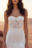 Bloemenivoor strapless gerimpelde lange boho trouwjurk