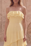 Strapless gele A-lijn lange jurk met ruches van trouwgasten