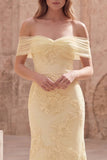 Gele zeemeermin met een lange af-de-schouder galajurk met bloemenborduursels
