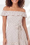 Off-the-shoulder witte zwarte A-lijn A-lijn rucherige mini-afstudeerjurk met riem