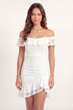 Off-the-shoulder witte kanten bodycon mini-afstudeerjurk met ruches