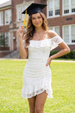 Off-the-shoulder witte kanten bodycon mini-afstudeerjurk met ruches
